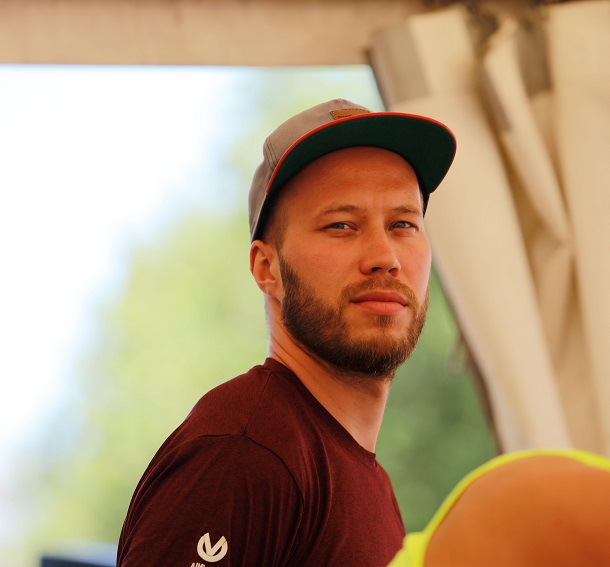 Junger Mann mit Cap